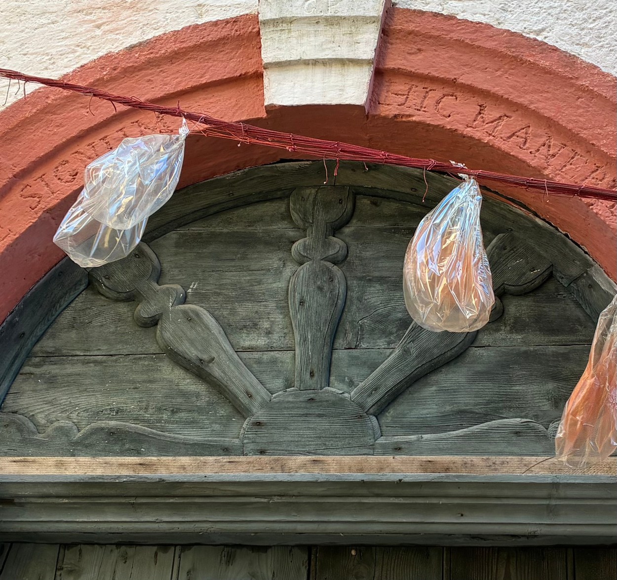 Ferma qui la tua insegna. qui staremo benissimo.